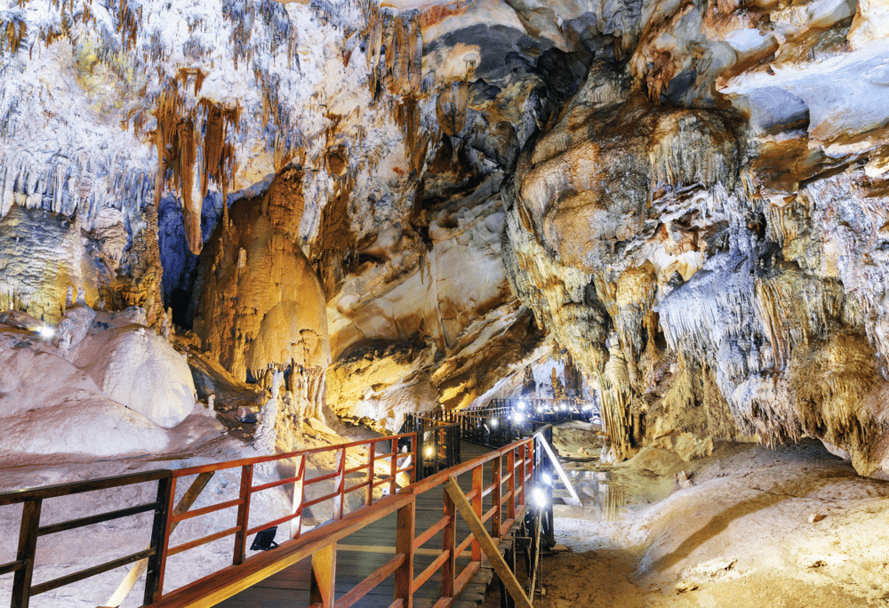 The dry cave section with elevated stone floors is an ideal area for safely and comfortably admiring the magnificent limestone formations (Source: Canva)